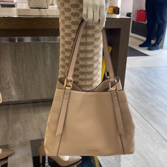 MICHAEL KORS ARLO LARGE GRAB BAG SHOULDER TOTE MK LEATHER GOLD~2 BAGS IN 1
Buff - Picture 11 of 16